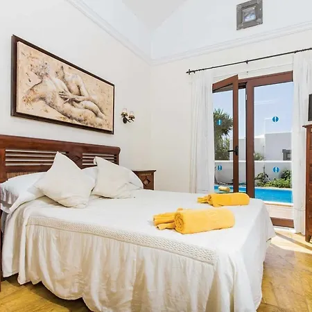 Playa Blanca Sleeps 4 Air Con Wifi Willa *