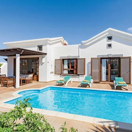 Playa Blanca Sleeps 4 Air Con Wifi Willa